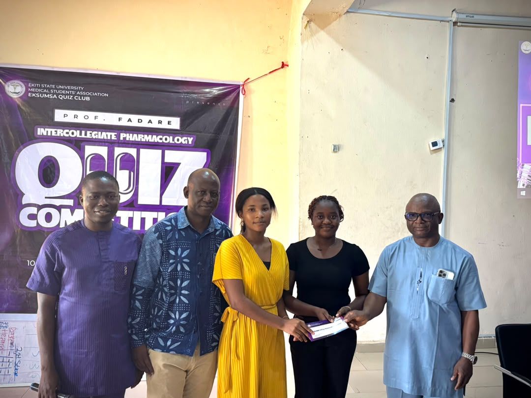 Team Heparin receiving first prize at Prof. Fadare's Pharmacology Quiz