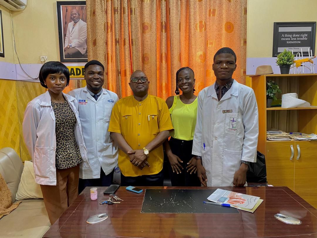 EKSUMSA leadership and students with Prof. Olofinbiyi